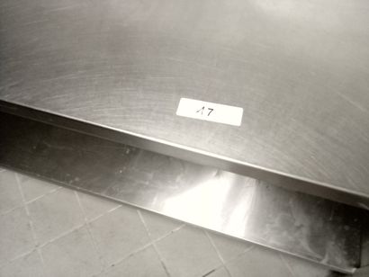 table inox 
Etagères murales