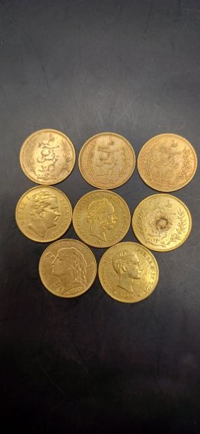 Lot of 8 gold coins including :
4 Tunisian...