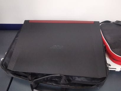 Un ordinateur portable Acer avec sacoche