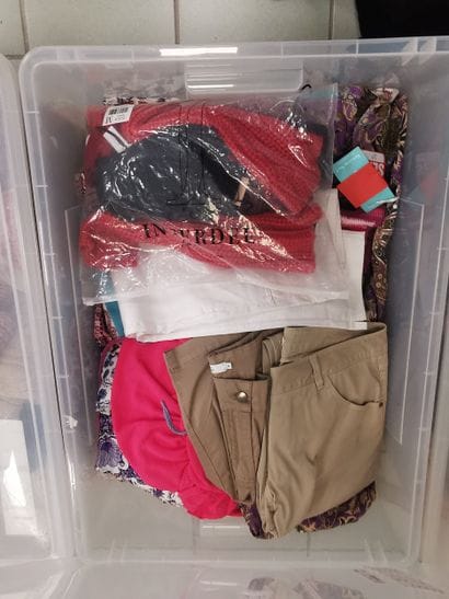 Fort lot de vêtements dans 1 caisse (caisse...