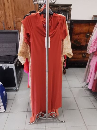Fort lot de vêtements sur un vestiaire, vestiaire...
