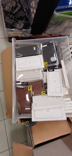 Fort lot composé de coques, vitres de téléphones...