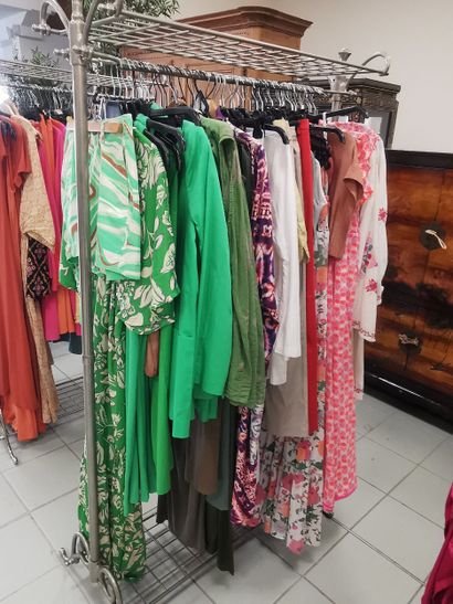 Fort lot de vêtements sur un vestiaire, vestiaire...