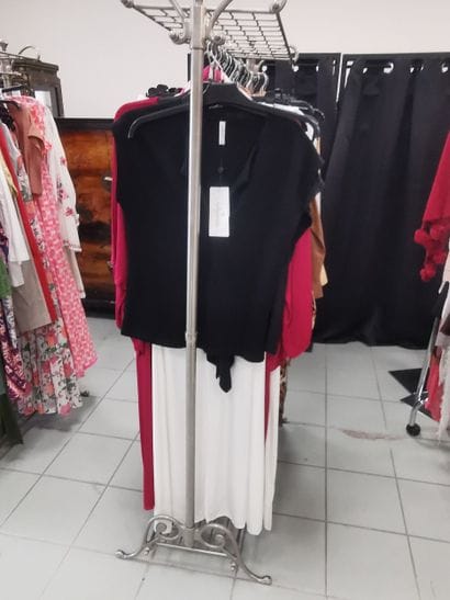 Fort lot de vêtements sur un vestiaire, vestiaire...