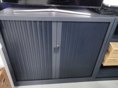 Une armoire métallique noire à rideau ainsi...