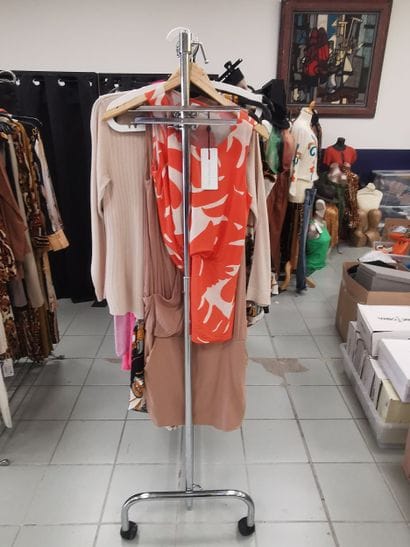 Fort lot de vêtements sur un vestiaire, sans...