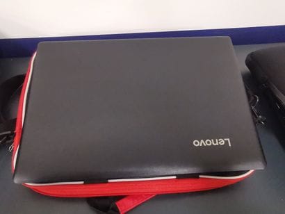 Un ordinateur portable lLenovo avec saco...