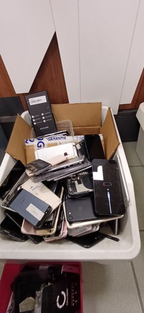 Fort lot composé de téléphones endommagés...