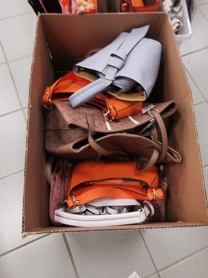 Fort lot de sacs dans un carton