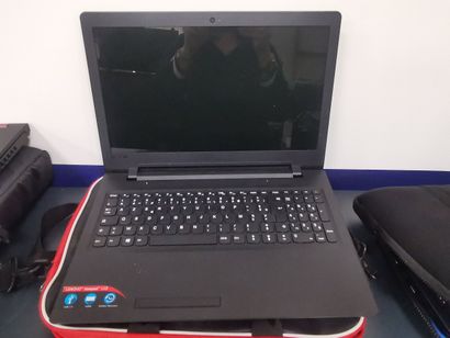 Un ordinateur portable lLenovo avec saco...