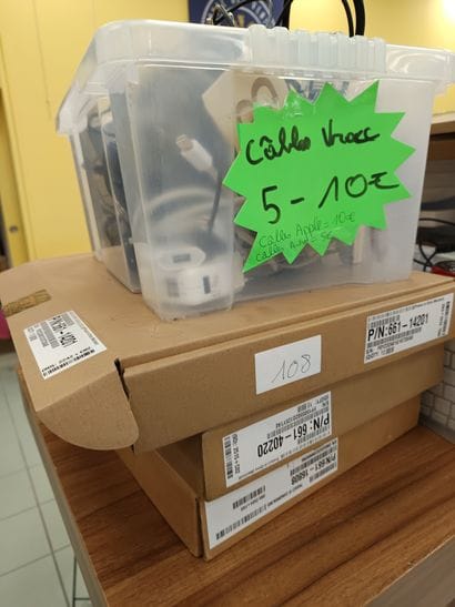 Fort lot composé de cables, claviers, box...