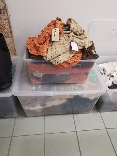 Fort lot de vêtements dans 2 caisses (caisses...