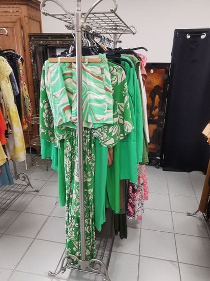 Fort lot de vêtements sur un vestiaire, vestiaire...
