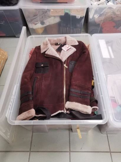 Fort lot de vêtements dans 1 caisse (caisse...