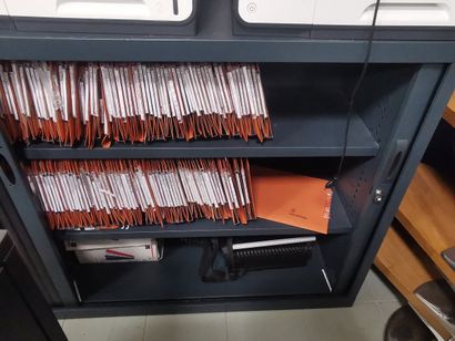 Une armoire métallique noire à rideau ainsi...