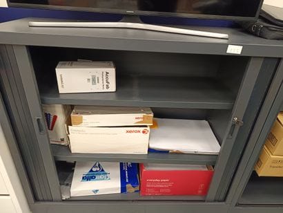 Une armoire métallique noire à rideau ainsi...