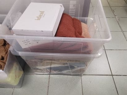 Fort lot de vêtements dans 2 caisses (caisses...