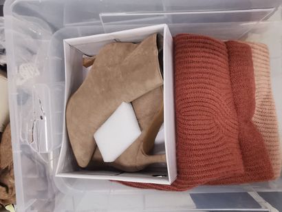 Fort lot de vêtements dans 2 caisses (caisses...