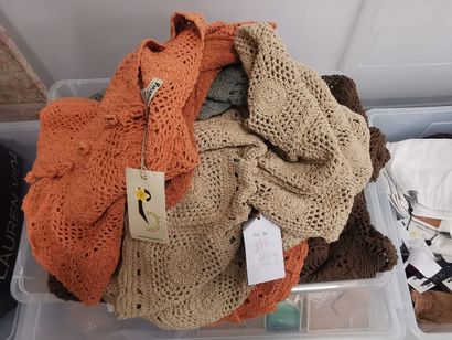 Fort lot de vêtements dans 2 caisses (caisses...