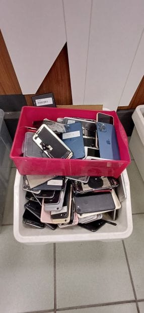Fort lot composé de téléphones endommagés...