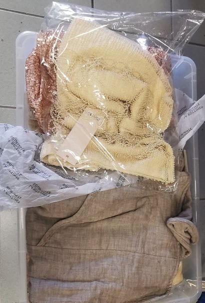 1 Fort lot de vêtements (sans la caisse)