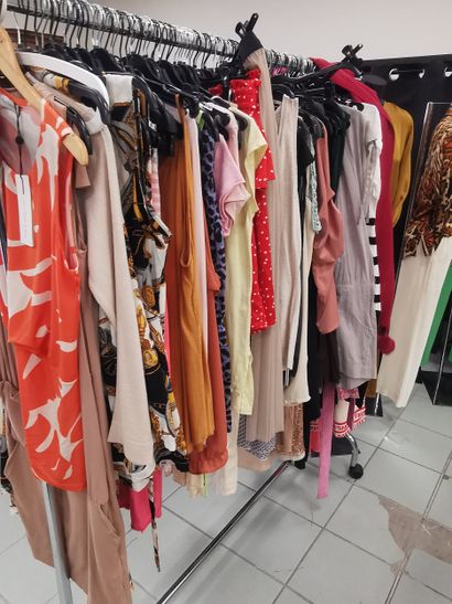 Fort lot de vêtements sur un vestiaire, sans...