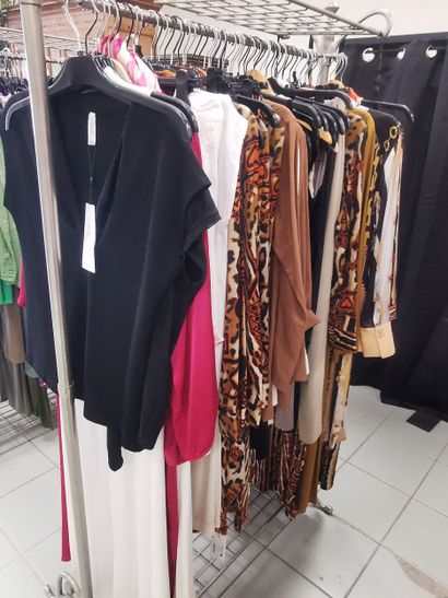 Fort lot de vêtements sur un vestiaire, vestiaire...