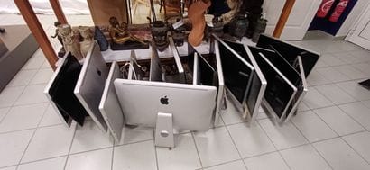 Fort lot d'écrans d'ordinateurs Apple d'occasion...
