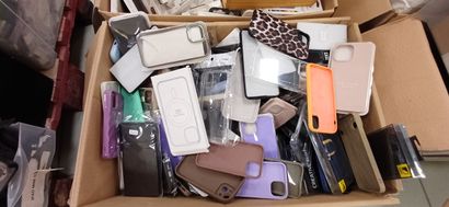 Fort lot composé de coques, vitres de téléphones...