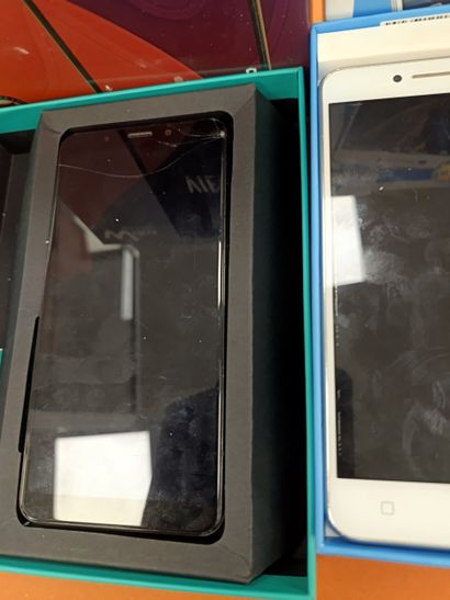 2 téléphones pôrtable (vendu en l'état)