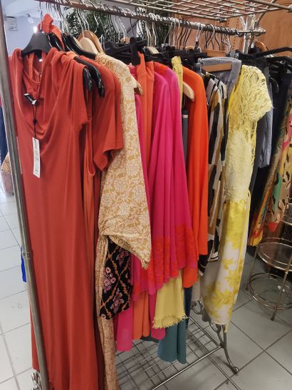 Fort lot de vêtements sur un vestiaire, vestiaire...