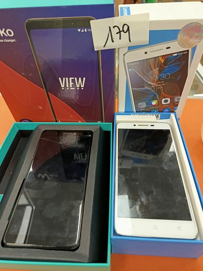 2 téléphones pôrtable (vendu en l'état)