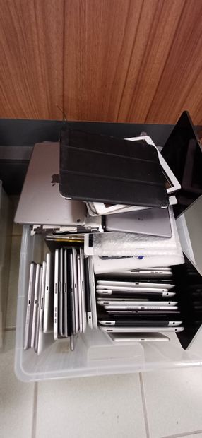 Fort lot composé de tablettes endommagés...