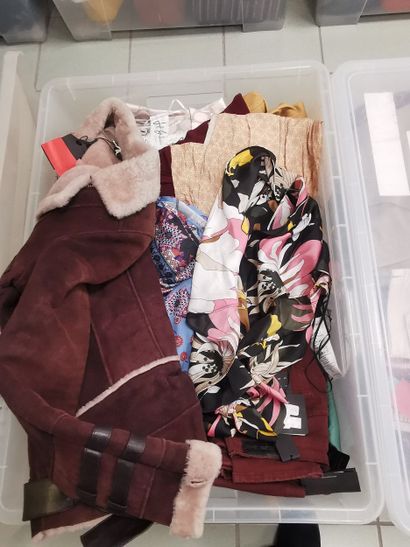 Fort lot de vêtements dans 1 caisse (caisse...