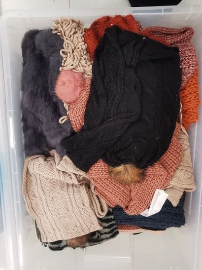 Fort lot de vêtements dans 1 caisse (caisse...