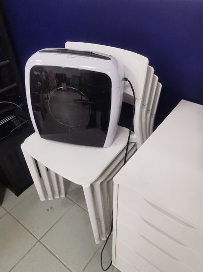 Deux meubles blanc à tiroirs, 4 chaises blanches,...
