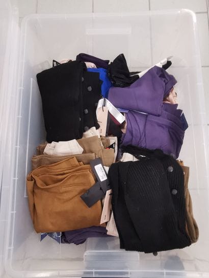 Fort lot de vêtements dans 1 caisse (caisse...