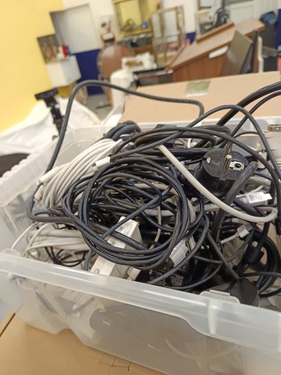 Fort lot composé de cables, claviers, box...