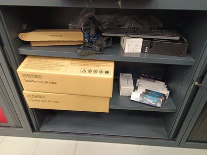 Une armoire métallique noire à rideau ainsi...