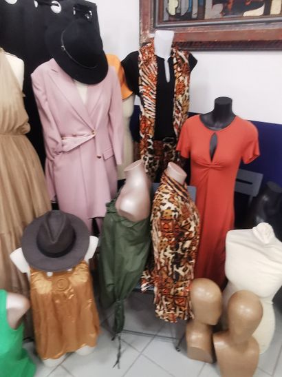 Fort lot de mannequins, bustes et têtes avec...