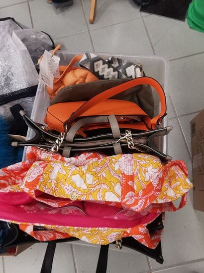 Fort lot de sacs dans une caisse (caisse...