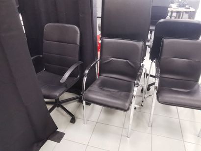 Sept Fauteuils de bureau