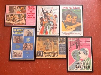 Lot of 14 framed movie posters of different...
