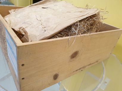 Empty wooden crate
Marquis de Lur Saluce...