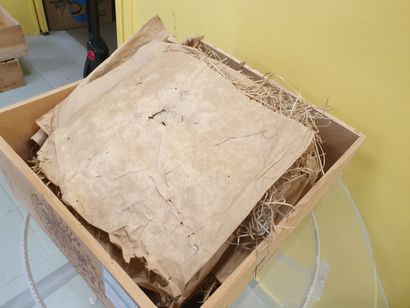 Empty wooden crate
Marquis de Lur Saluce...