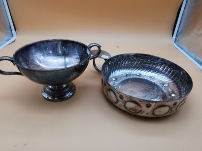 Silver-plated metal set including :
1 taste...