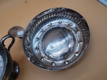 Silver-plated metal set including :
1 taste...
