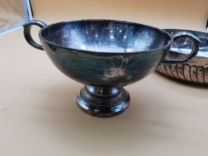Silver-plated metal set including :
1 taste...