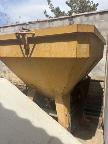 Deux bennes à béton