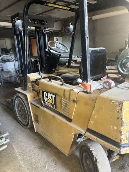 Chariot élévateur au gaz de marque CATERPILLAR...